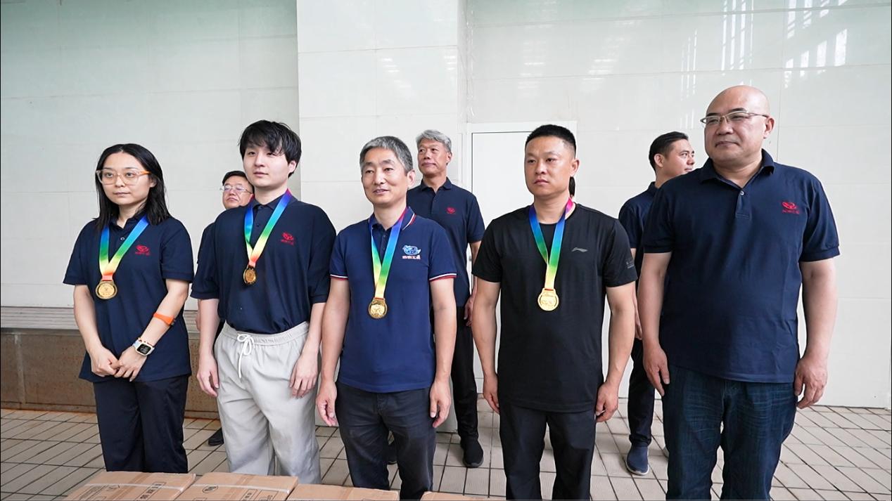 05公司副總經(jīng)理荊旭慶為榮獲第二名的：投標中心王潤龍、平頂山分公司朱筱萌、焦作分公司何博博、AI中心趙國綱 頒獎表彰.jpg